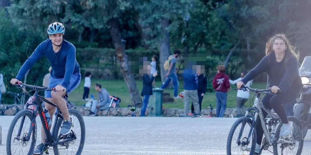 Κυριάκος Μητσοτάκης | Για ποδήλατο με τις κόρες του, Σοφία και Δάφνη