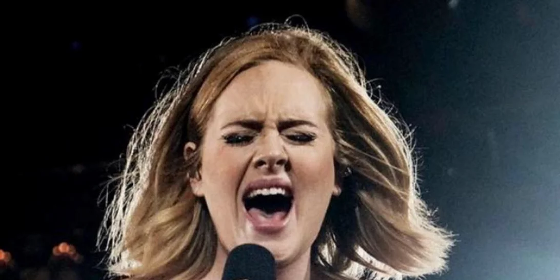 Πιο αδύνατη από ποτέ η Adele | Ποζάρει με LBD μετά την απώλεια σχεδόν 45 κιλών