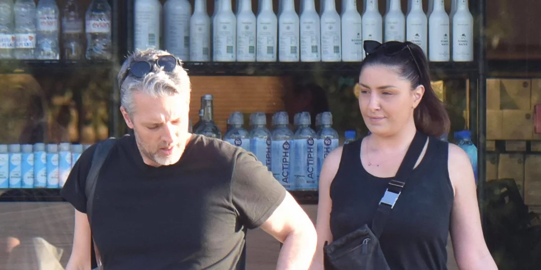 Έλενα Παπαρίζου | Εντυπωσιακή αλλά με look που δίχασε σε σπάνια έξοδο με τον Ανδρέα Καψάλη