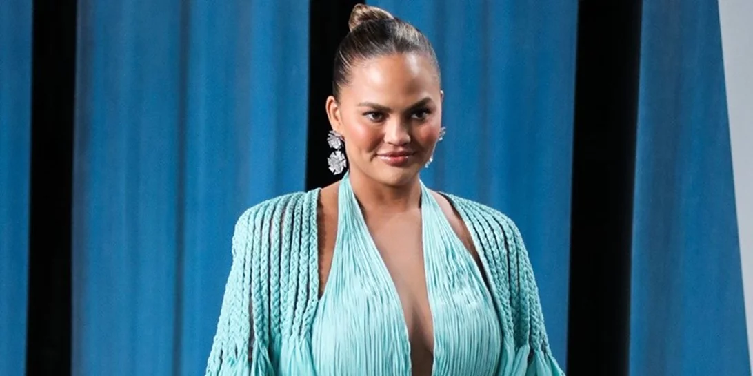 Η Chrissy Teigen αποκάλυψε κατά λάθος το φύλο του τρίτου της παιδιού