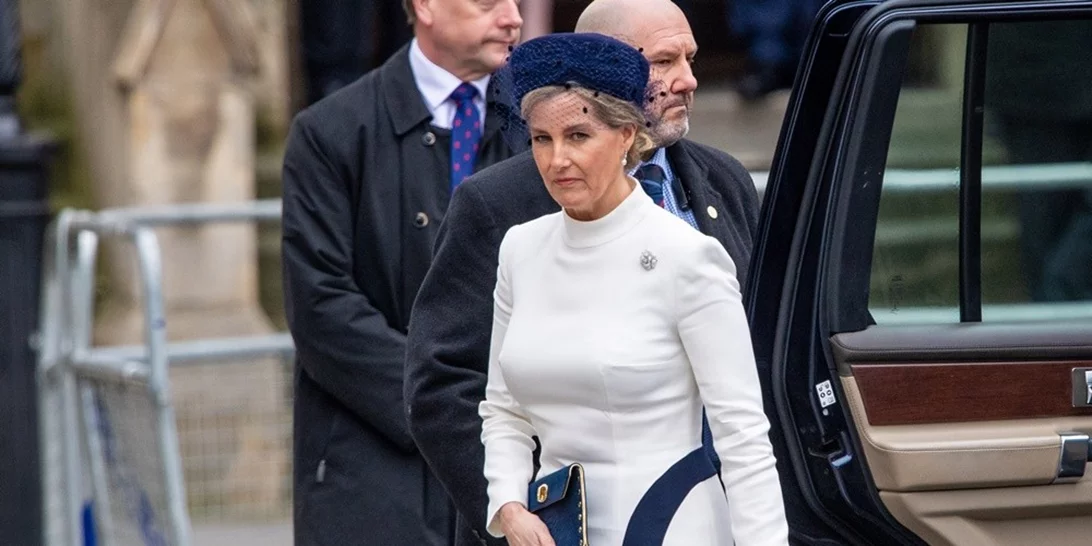 Η αγαπημένη νύφη της βασίλισσας Ελισάβετ παίρνει θέση για τη Meghan Markle και τον πρίγκιπα Harry