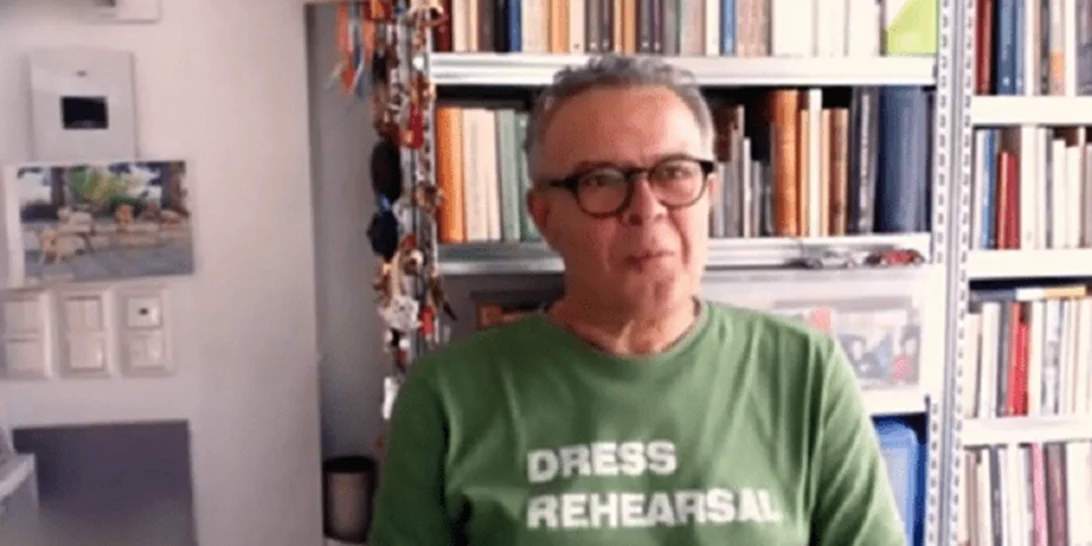 Μιχάλης Ρέππας | Πλάνα από το (πολύ) μοντέρνο και γεμάτο βιβλία σπίτι του σεναριογράφου και σκηνοθέτη