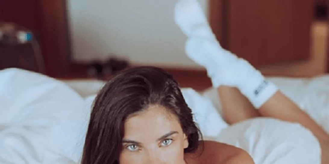 Η Χριστίνα Μπόμπα στο κομμωτήριο | Η βαφή που χρησιμοποιεί, το μπλε χρώμα και τα άσπρα μαλλιά