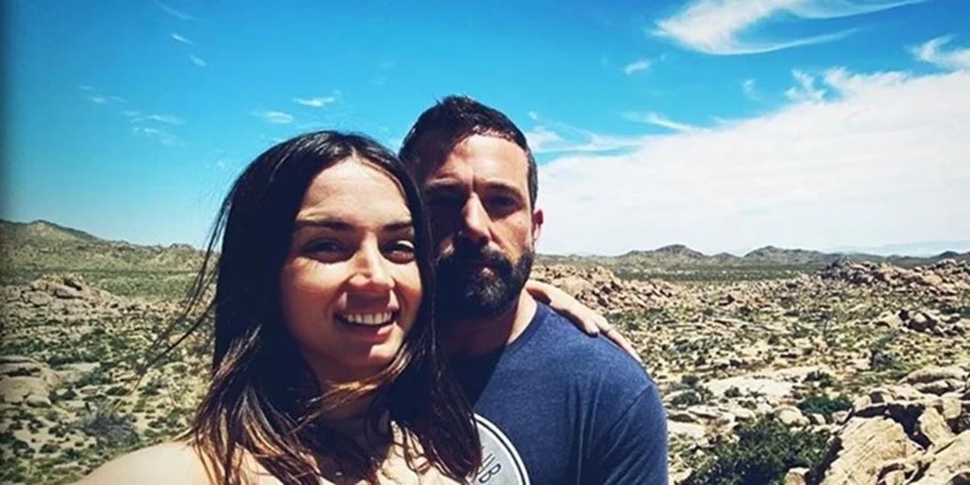 O Ben Affleck και η Ana de Armas φιλιούνται on camera