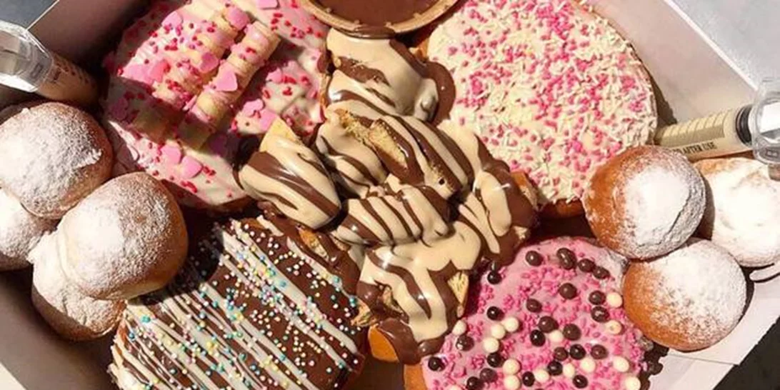 Άνοιξε επιτέλους στην Αθήνα το Jerry’s Foodtruck με τα απίθανα donuts και τα γλυκά burgers