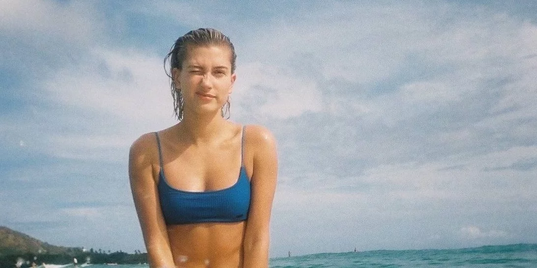 Η Hailey Baldwin Bieber επιλέγει τα πιο ωραία μαγιό και σου δίνει έμπνευση