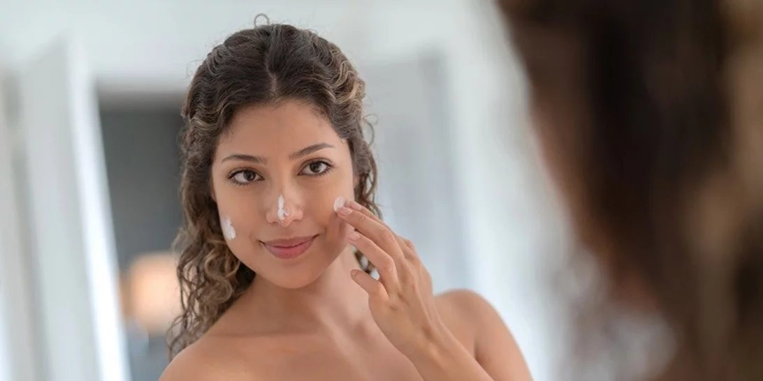 Αντηλιακή προστασία σε κάθε ηλικία: Τι να κάνεις στα 20, τα 30, τα 40, τα 50+