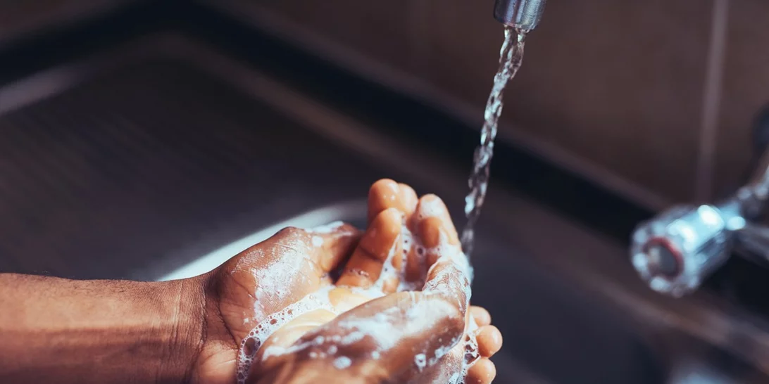 Μην αφήνεις τα χέρια σου να ταλαιπωρούνται: Εξοπλίσου με όλα αυτά που θα τα κρατούν καθαρά μα και υγιή και απαλά