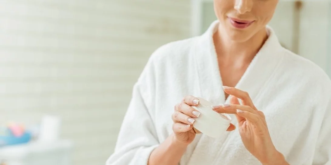Πόση ενυδατική κρέμα πρέπει να χρησιμοποιείς κάθε φορά; Σίγουρα λιγότερη απ' ό,τι τώρα