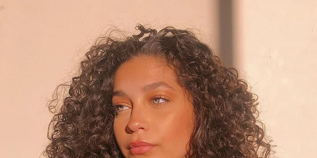 Πώς να αναδείξω τις μπούκλες μου; Η ρουτίνα περιποίησης που πρέπει να ακολουθείς