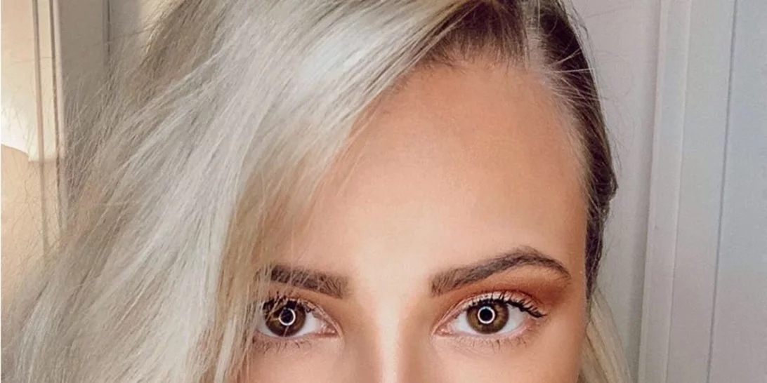 «Μία χαρούμενη μελαχρινή» | Τέλος τα ξανθά μαλλιά για τη Λάουρα Νάργες μετά από 13 χρόνια