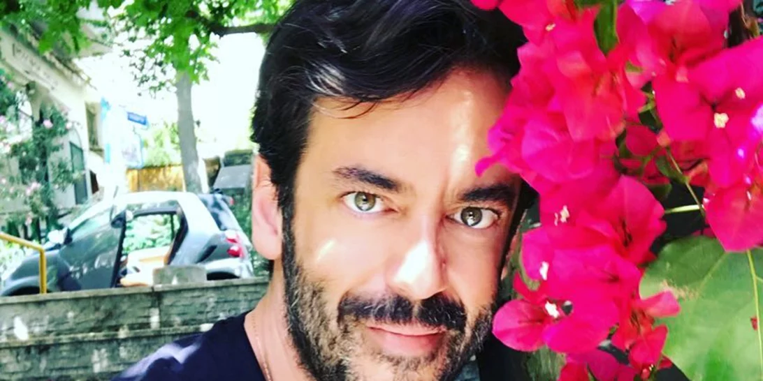 Πάνος Καλλίτσης | Σπάνιες φωτογραφίες από το σούπερ cozy σπίτι του κομμωτή