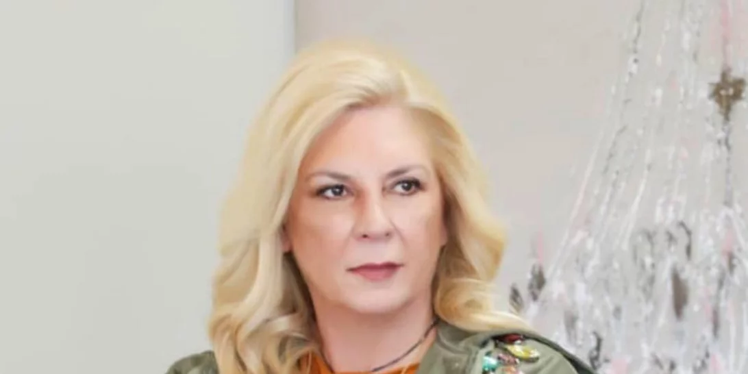 Αγνώριστη η Δήμητρα Λιάνη Παπανδρέου | Με à la garçonne μαλλιά