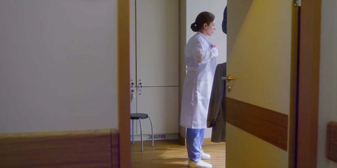 Βίντεο | Μία Ελληνίδα γιατρός μας δείχνει τη νέα καθημερινότητα γιατρών, νοσηλευτών και νοσοκομείων