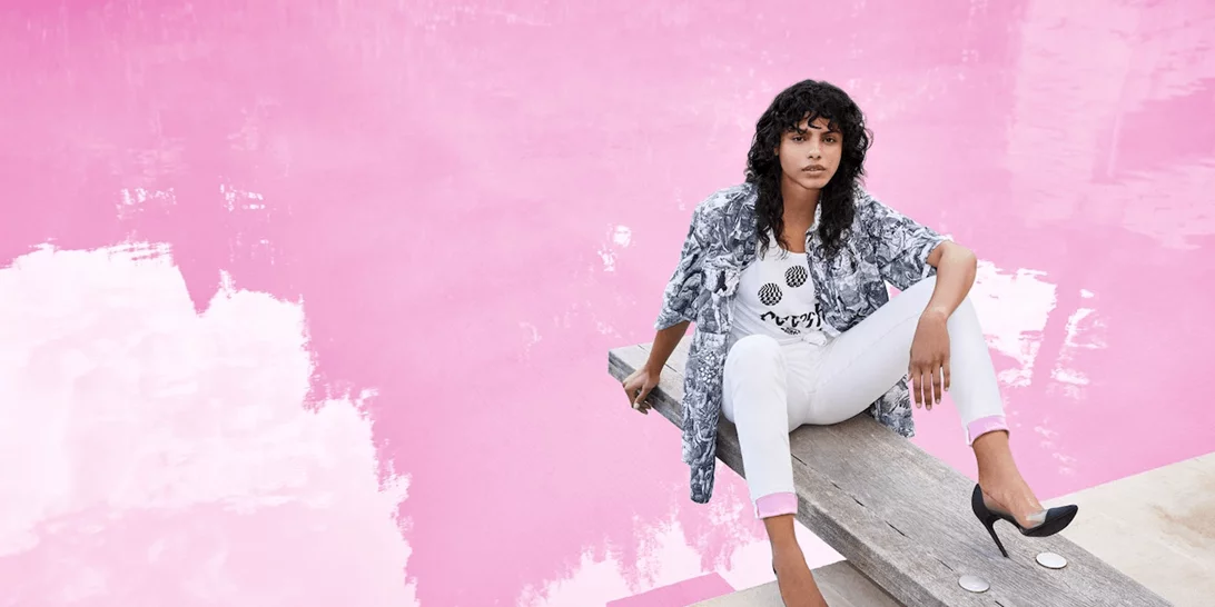 Αυτά τα jeans έχουν μια χρωματιστή λεπτομέρεια που θα σε ενθουσιάσει