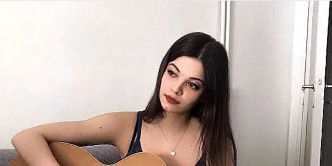 Ερωτευμένη η εγγονή της Τζένης Καρέζη | Με αυτόν τον διάσημο τραγουδιστή έχει σχέση η 20χρονη