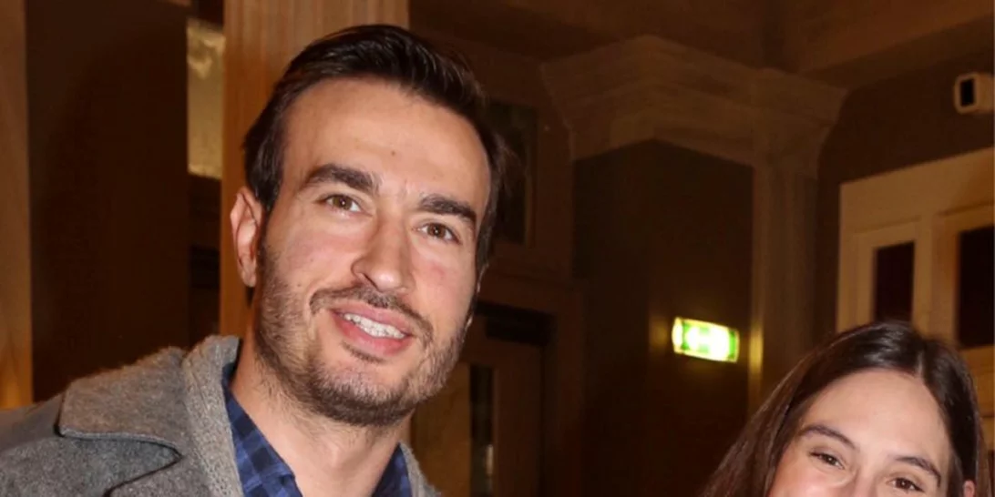 Φωτεινή Αθερίδου | Φωτογραφίζει τον Κωνσταντίνο Μαγκλάρα να παίζει με τον επτά μηνών γιο τους