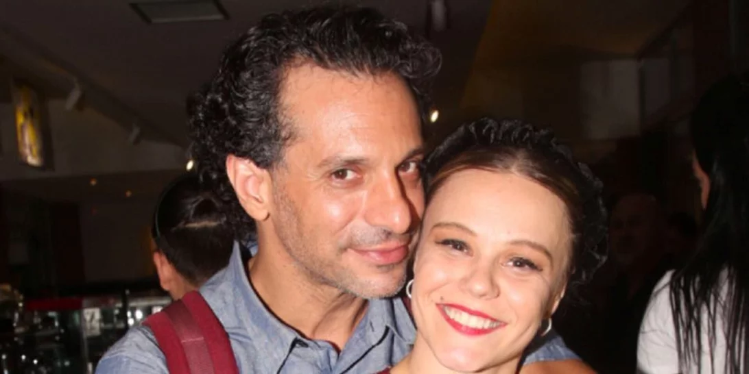 Ο Γιώργος Χρανιώτης ποζάρει δίπλα στη (super) φουσκωμένη κοιλίτσα της συζύγου του