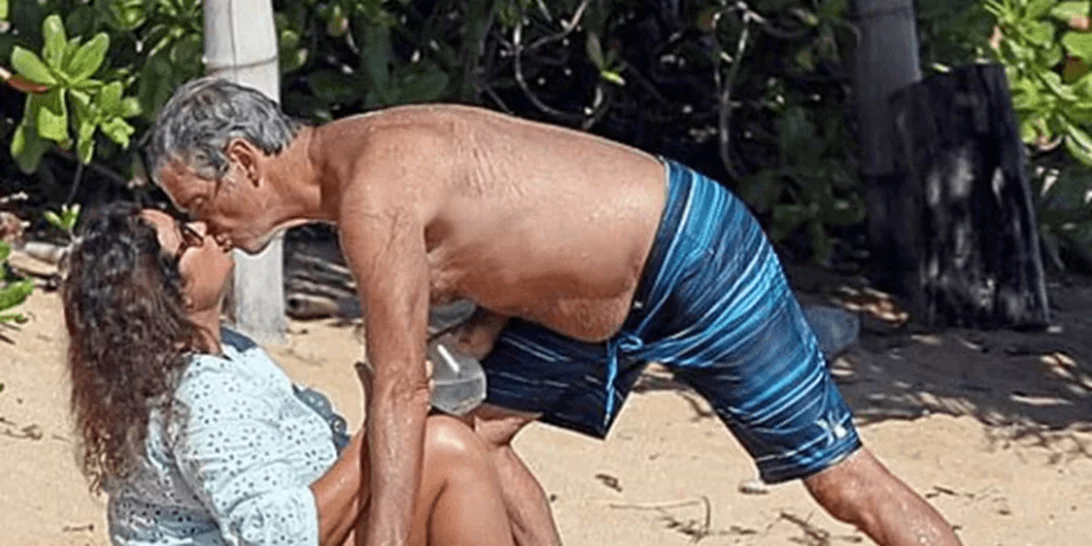 Ο πάντα γοητευτικός Pierce Brosnan και το τρυφερό φιλί στη σύζυγό του στην παραλία (pic)