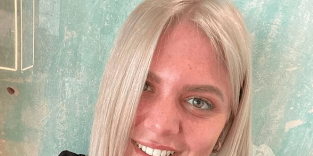 Δανάη Μπάρκα | Με mini λευκό φόρεμα «εγκαινίασε» τα ξανθά της μαλλιά στο Instagram