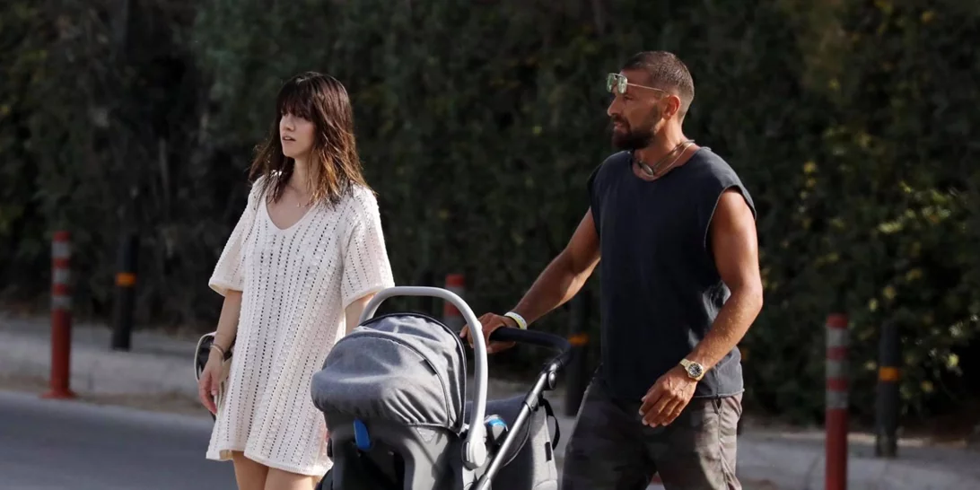 Νίκη Θωμοπούλου | Το minimal λευκό φόρεμα που επέλεξε σε πρωινή έξοδο με τον Γιάννη Μαρακάκη