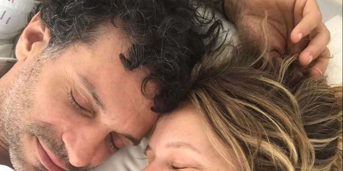 Ο Γιώργος Χρανιώτης φωτογραφίζει τη σύζυγό του μετά τον τοκετό και το πλάνο λάτρεψε κάθε γυναίκα