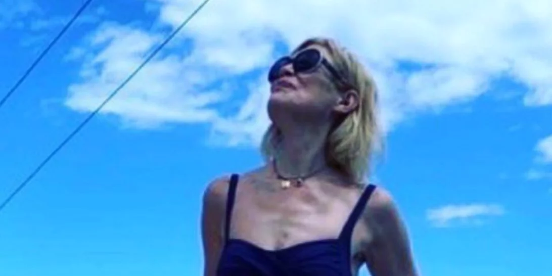 Κωνσταντίνα Μιχαήλ | Η φωτογραφία με minimal μαγιό και ψηλοτάκουνα πέδιλα - Το εντυπωσιακό σώμα της