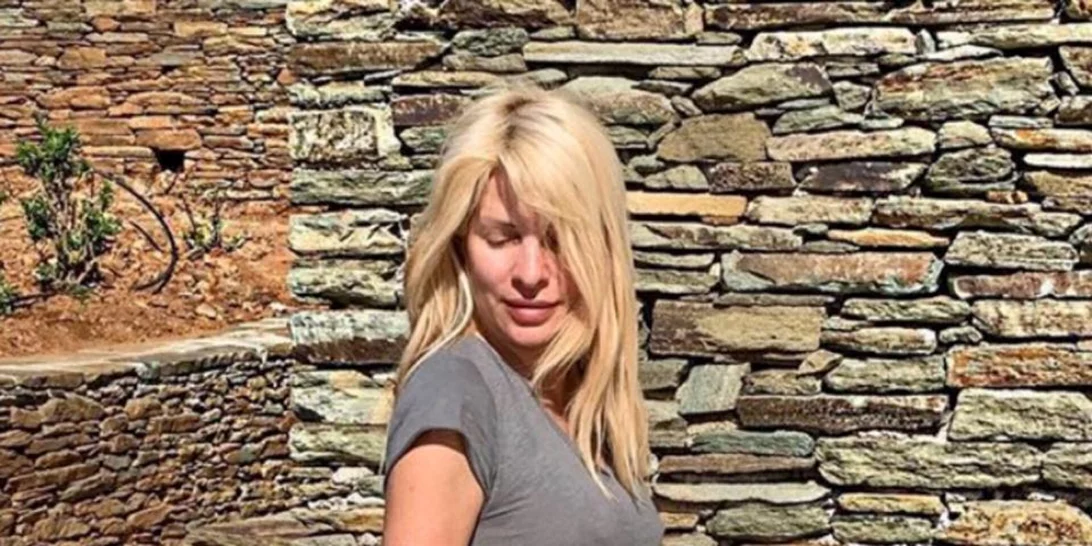 Ελένη Μενεγάκη | Το μίνι denim σορτσάκι που επέλεξε στις διακοπές της στα Άχλα