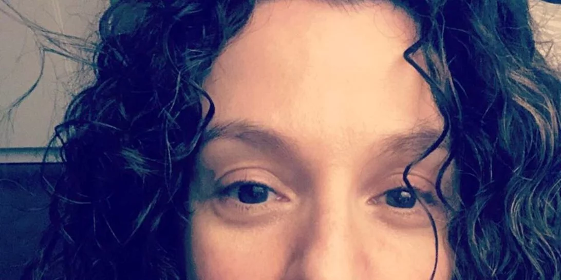 Τέλος στο σήμα κατατεθέν της | Η Πέγκυ Τρικαλιώτη έκοψε, έβαψε και ίσιωσε τα μαλλιά της