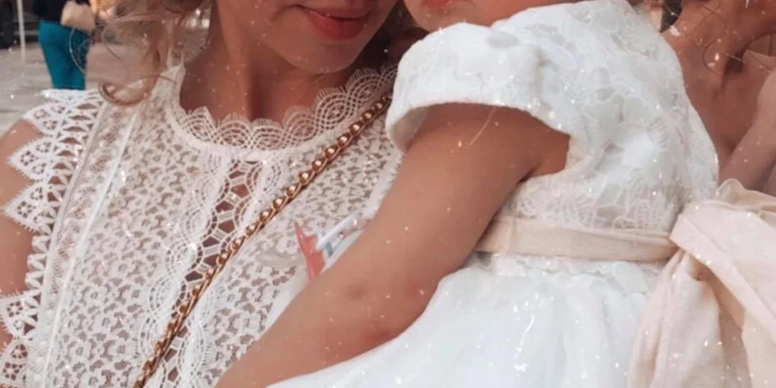 Γνωστή Ελληνίδα πρώην μοντέλο βάφτισε την ενός έτους κόρη της μετά την καραντίνα (pic)