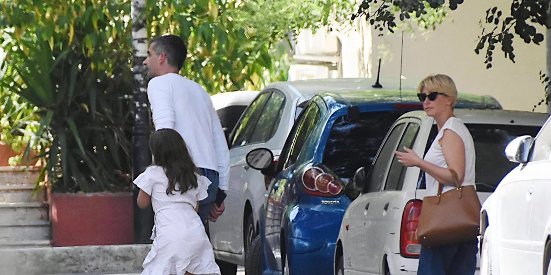 Σία Κοσιώνη | Το casual look που επέλεξε σε πρόσφατη βόλτα με τον Κώστα Μπακογιάννη και την κόρη του