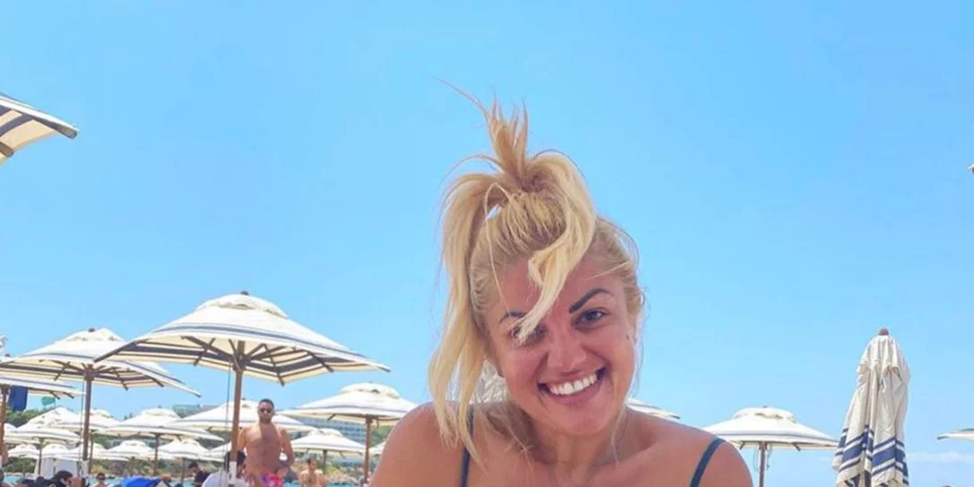 Νάνσυ Παραδεισανού | Η δημοσιογράφος ποζάρει με minimal ολόσωμο μαγιό