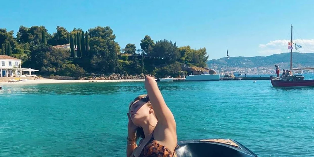 «Επιμελώς ατημέλητη» | Η Αφροδίτη Λιάντου ποζάρει πάνω στο φουσκωτό με μπικίνι