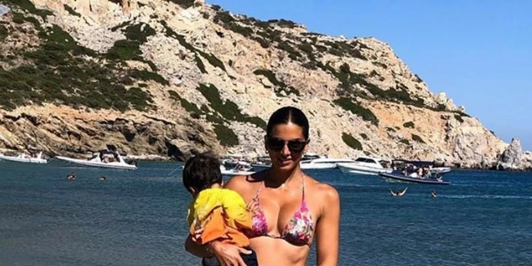 Σταματίνα Τσιμτσιλή | Η φωτογραφία από την παραλία με τον γιο της και οι εντυπωσιακοί της κοιλιακοί