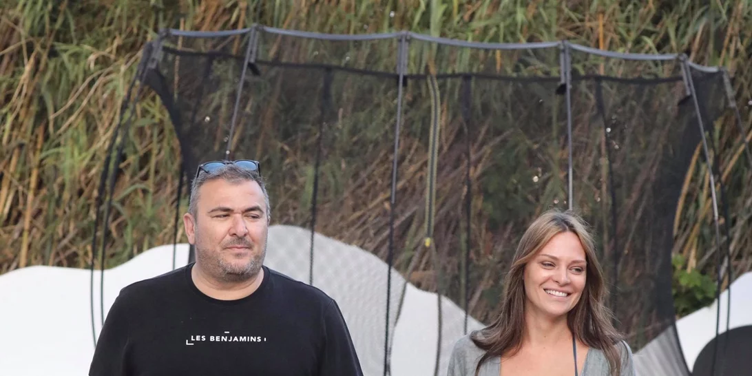 Υβόννη Μπόσνιακ | Με τον Αντώνη Ρέμο στη Μύκονο: Ποζάρει με μαγιό πιο ξανθιά από ποτέ