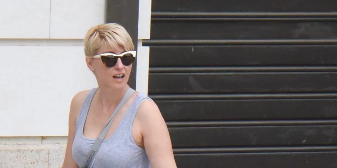 Σία Κοσιώνη | Βόλτα με τον γιο της, Δήμο, με casual outfit