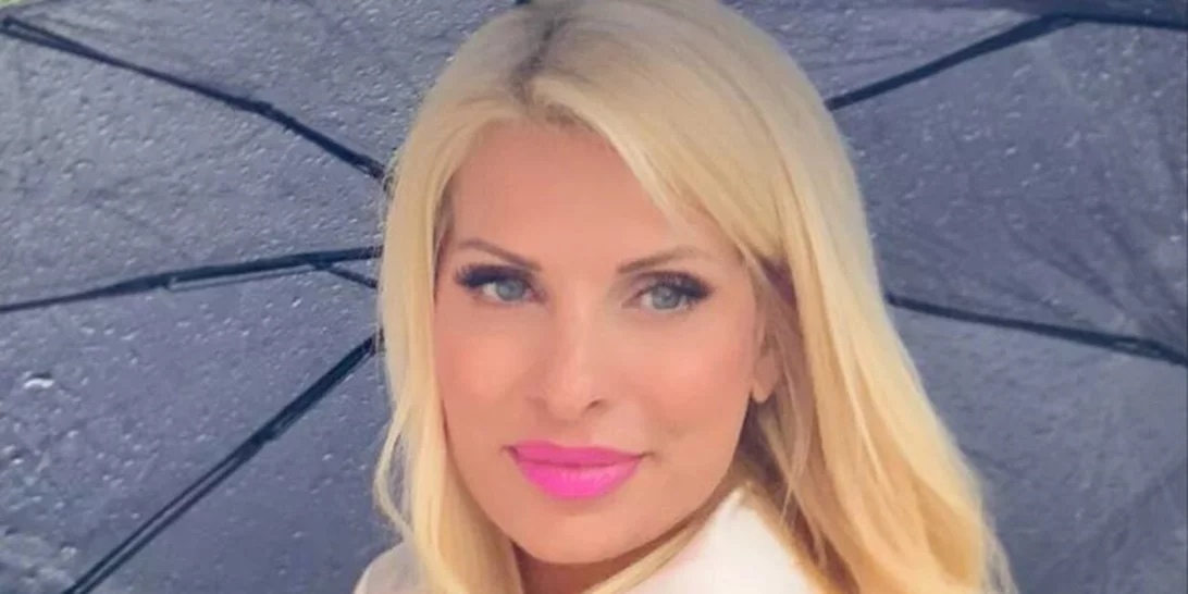 Ελένη Μενεγάκη | Ποζάρει στη βροχή με maxi φόρεμα