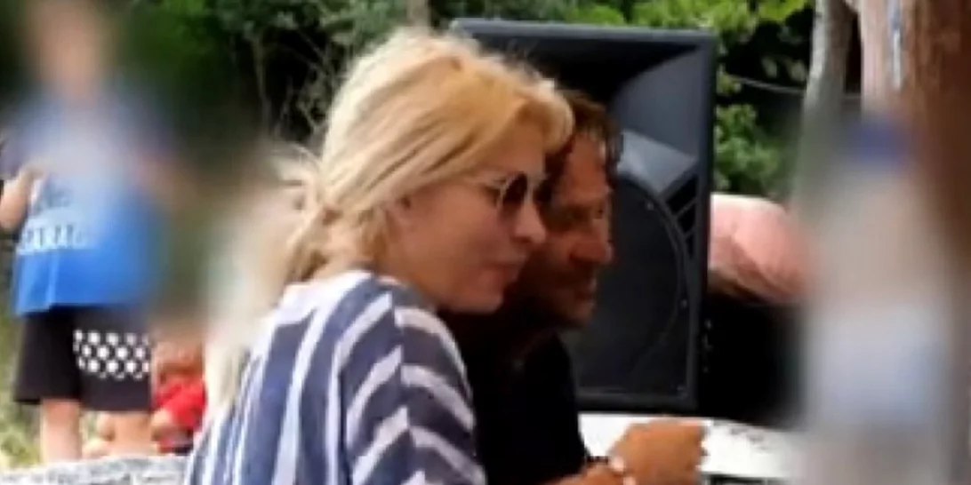 Ελένη Μενεγάκη & Μάκης Παντζόπουλος: Αγκαλιά σε γιορτή στην Άνδρο | Η μαντινάδα για τη βασίλισσα της TV