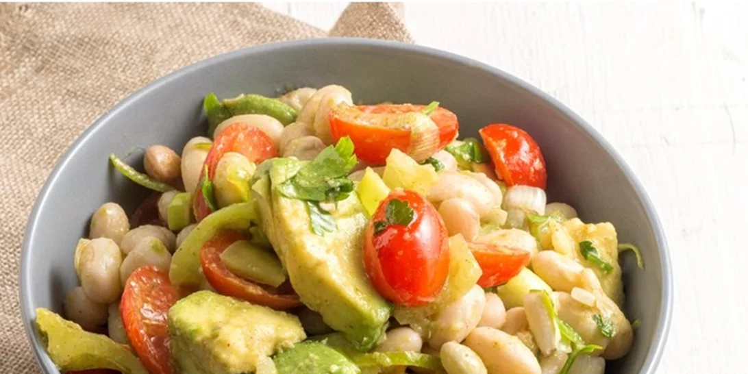 Σαλάτα με φασόλια χάντρες και αβοκάντο