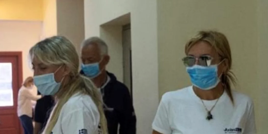 Η Μαρέβα Μητσοτάκη στο Καστελλόριζο με εθελοντές κατά του κορονοϊού - Με τζιν, γυαλιά ηλίου και μάσκα