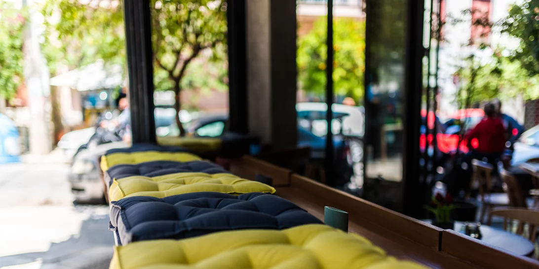 Ταξιδεύουμε «business class» με το νέο menu του Caravin Wine Bar