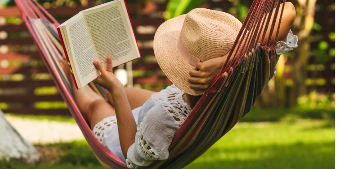 "Υιοθετήστε ένα βιβλίο", προτρέπει τους αναγνώστες η πολυγλωσσική βιβλιοθήκη We Need Books