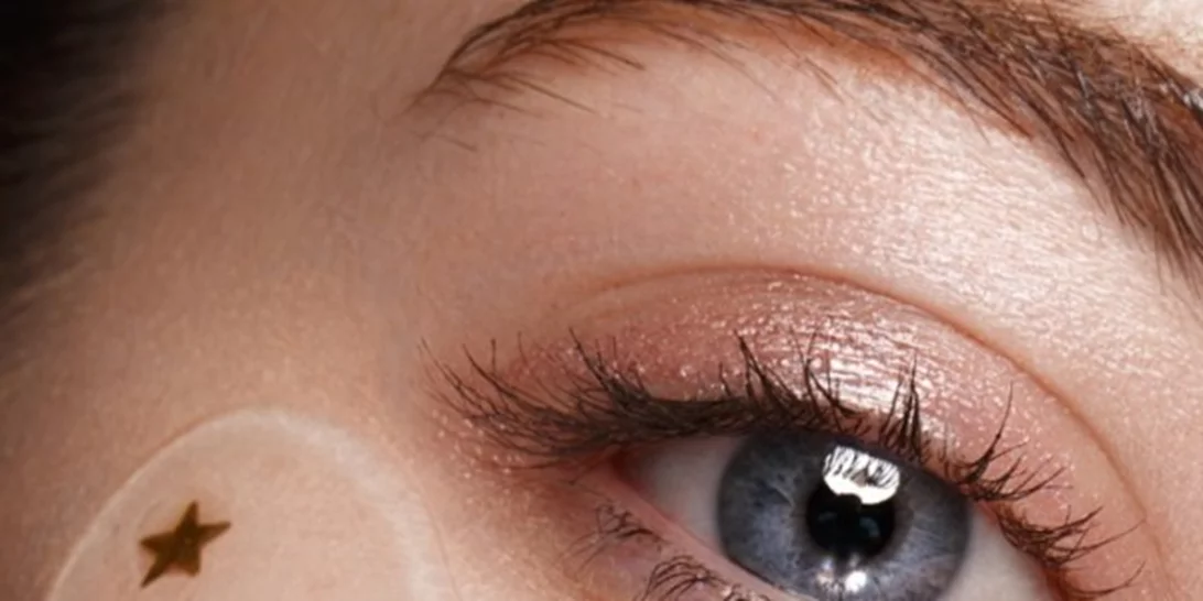 Πώς θα κάνεις τα μάτια σου να λάμπουν, ακόμα και πίσω από τη μάσκα