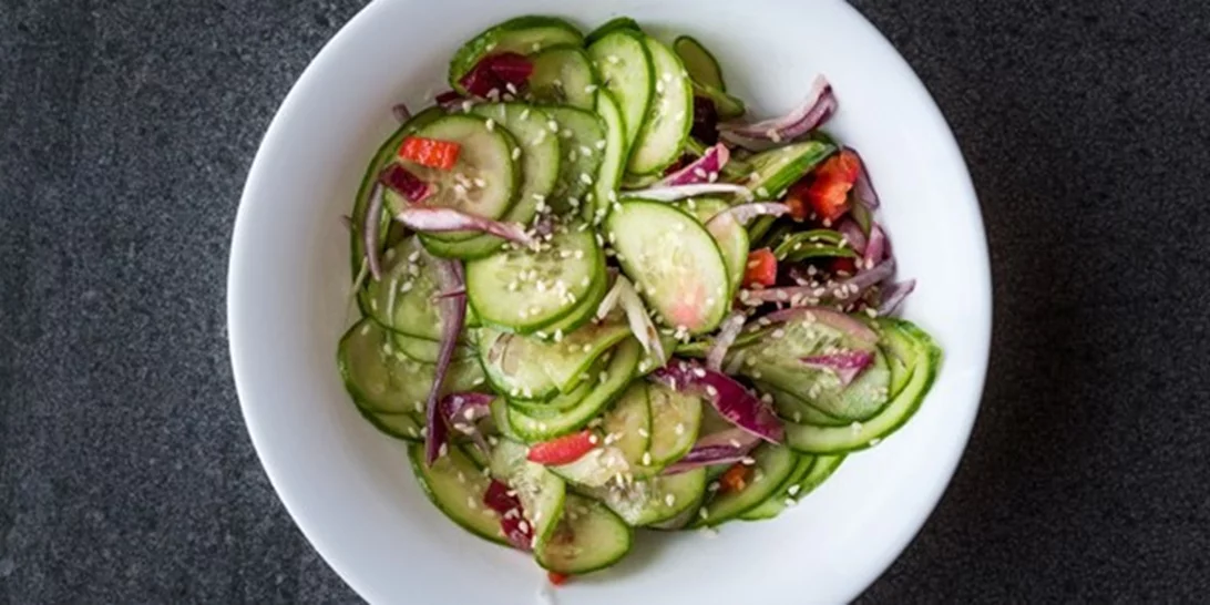 Σαλάτα με αγγούρι και σουσάμι