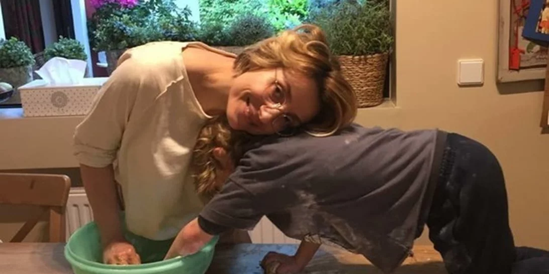 Ευδοκία Ρουμελιώτη | «Δαμάζοντας τα κύματα» - H τρυφερή φωτογραφία στη θάλασσα με τον γιο της