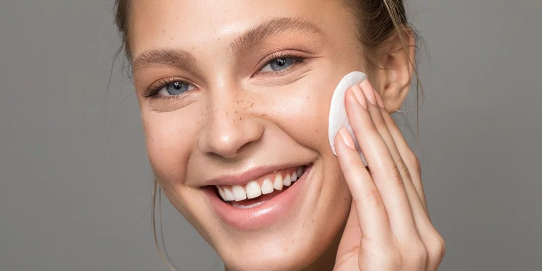 Πόσο απαραίτητη είναι τελικά η τονωτική λοσιόν σε μια skincare ρουτίνα;