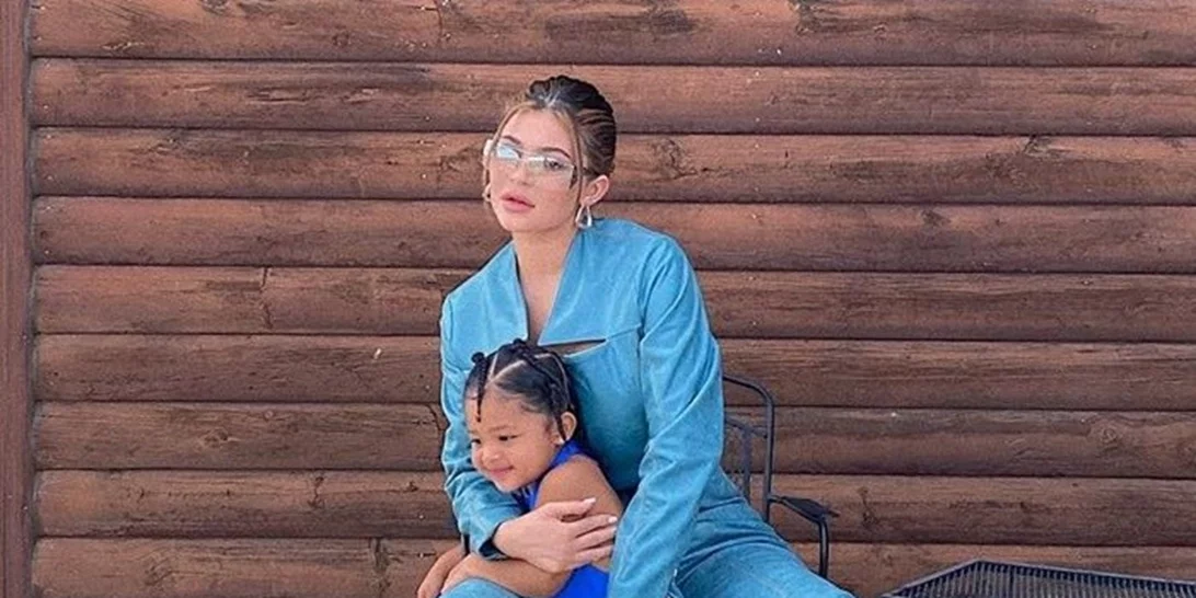 Η Kylie Jenner και η 2 ετών κόρη της ποζάρουν μαζί σε ένα εξώφυλλο «έκπληξη»