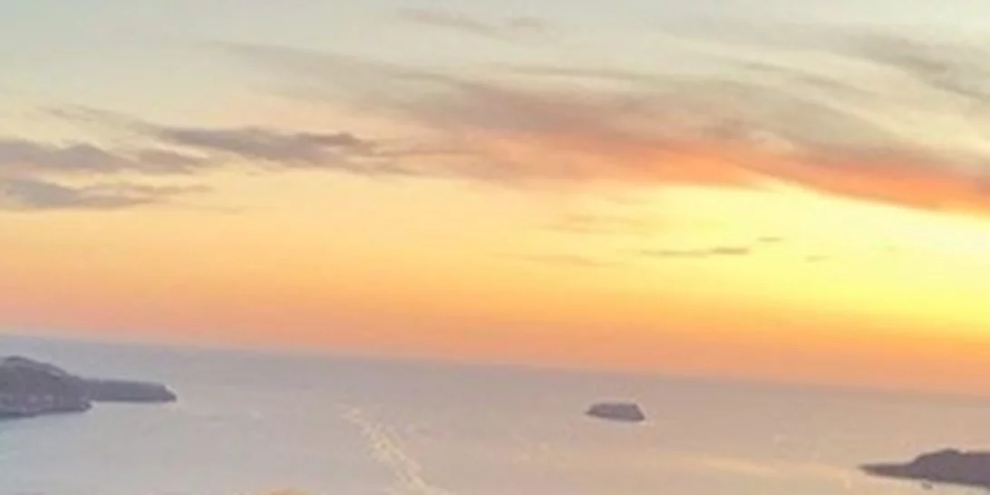 Μαρέβα Μητσοτάκη- Τζένη Μπαλατσινού | Η κοινή φωτογραφία με θέα το ηλιοβασίλεμα της Σαντορίνης