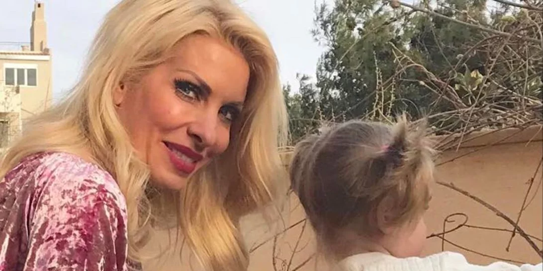 Ελένη Μενεγάκη | Με την κατάξανθη κόρη της, Μαρίνα στο σχολείο (vid)