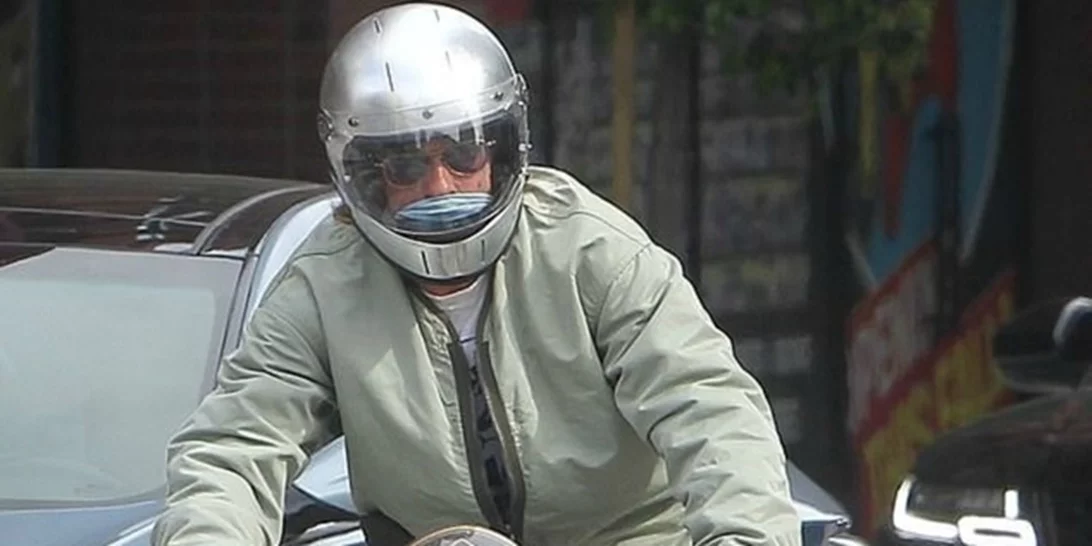 Brad Pitt | Με μηχανή και κράνος στην πορεία διαμαρτυρίας για τον George Floyd